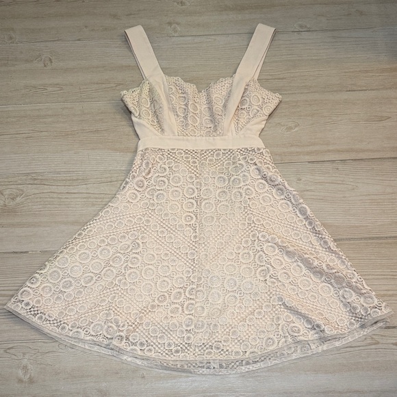 BCBGMaxAzria Dresses & Skirts - BCBG MaxAzria Metallic Lace Mini Cocktail Alena Dress Size 2 Cream Beige Silver